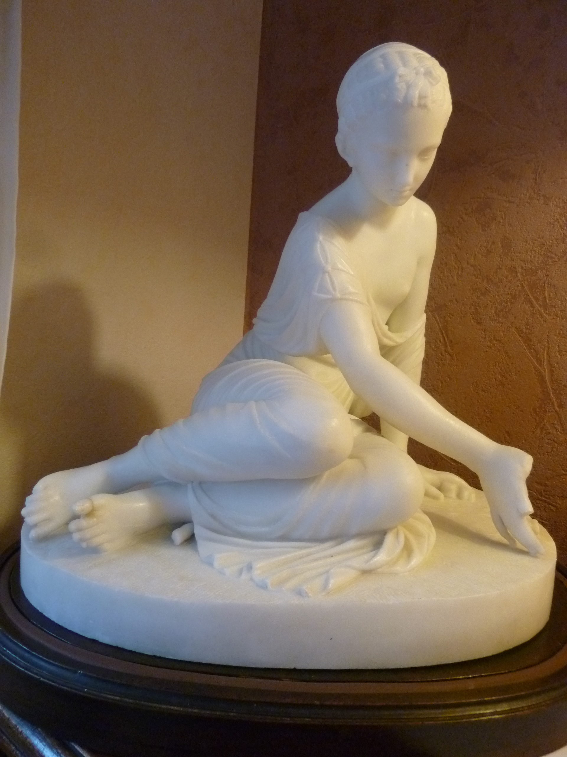 La statue à réparer "La joueuse aux osselets"