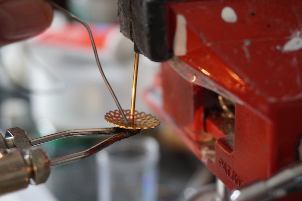 Soudure de la feuille sur la branche