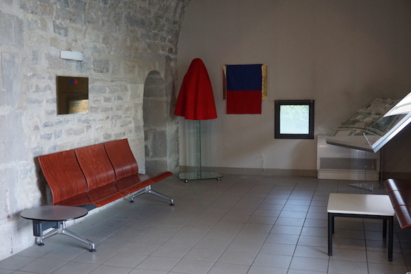 Le buste et la plaque sont prêts et voilés