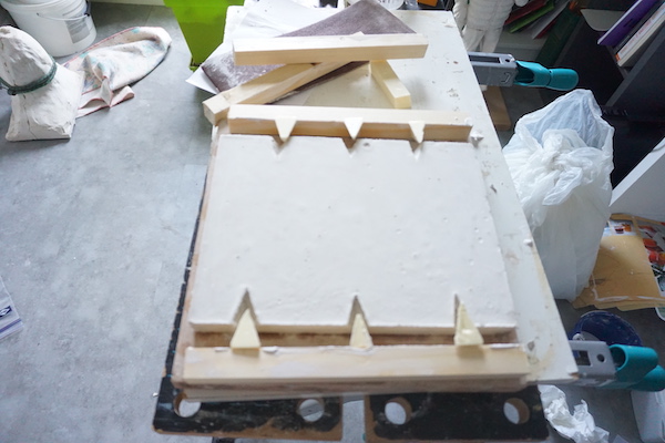 Démoulage de la platine support du moule