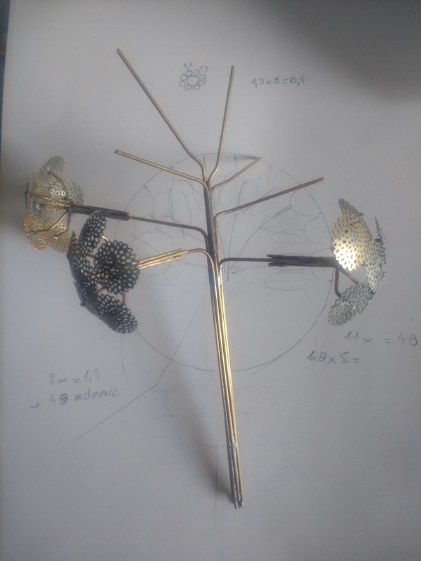 Essai de bouquets sur les branches de l'arbre