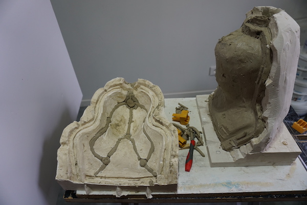 Ouverture du moule pour enlever une empreinte en terre